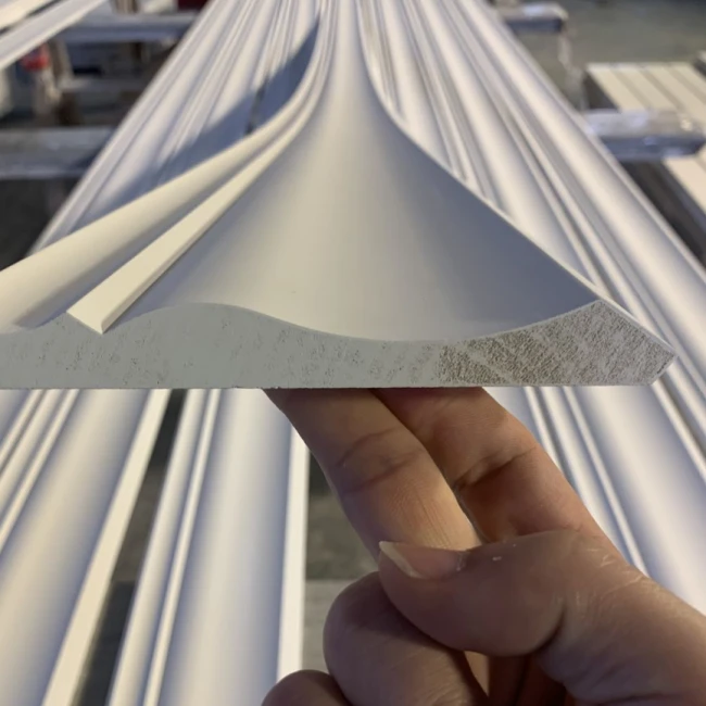 Decorative White Gesso Coated Wooden Crown Mouldings For Ceiling