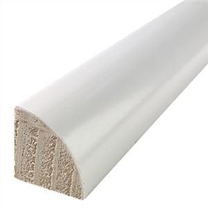 Білий заґрунтований плінтус